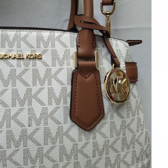 MICHAEL KORS LYNN Vanilla LG EW
Satchel Purse - Picture 11 of 14